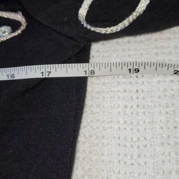 Lauren Michelle Embroidered Embellished Long Sleeve Vneck Sz. MP Blouse - Picture 2 of 9